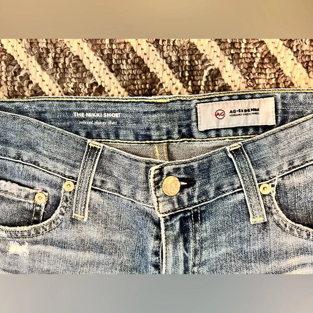 AG The Nikki Short Sz 28 Med Blue Distressed Wash Excellent Condition Orig $168